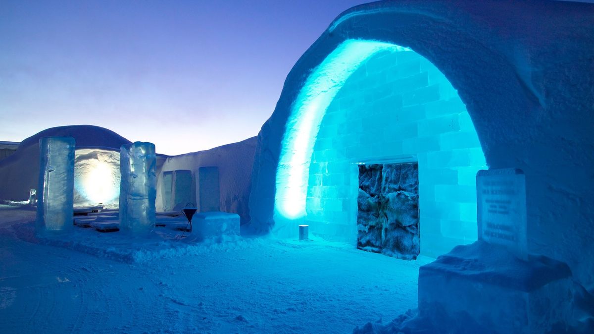 Švédský Ledový hotel slaví Kristova léta. Jeho mrazivá apartmá berou dech